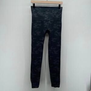 Spanx Look At Me‎ Now Seamless Leggings in Black Camo